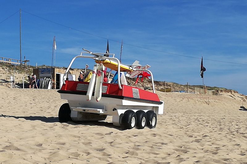 Aber auch Seltsames gibt es hier zu sehen - ein Strandmobil der Rettungswache